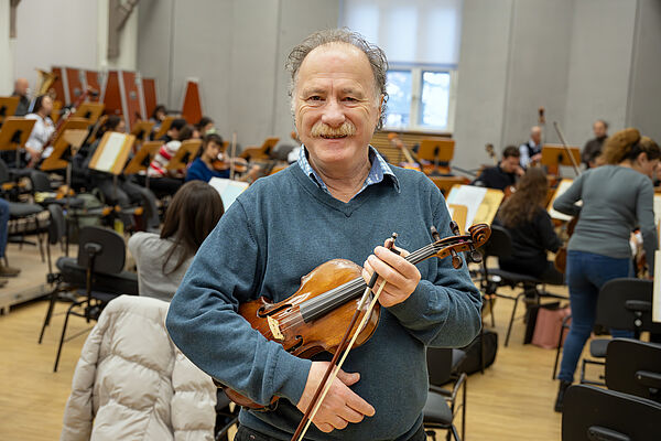 Ein Musiker mit seiner Violine.