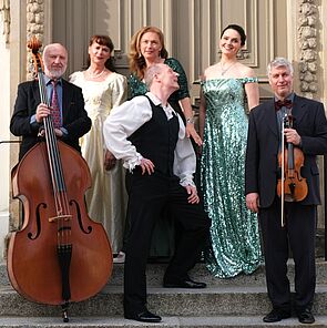 Das Ensemble Stretta Operetta auf einer Treppe vor einem historischen Haus. 