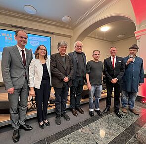 Gruppenbild mit den Siegern des Karikaturenwettbewerbes.