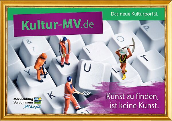 Mini-Figuren stellen Bauarbeiter dar. Mit Werkzeugen setzen sie die U-Taste in eine Computertastatur. Auf dem Bild steht "Kultur-MV.de - das neue Kulturportal" sowie "Kunst zu finden, ist keine Kunst".