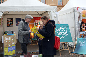 Mehrere Personen sind im Gespräch.