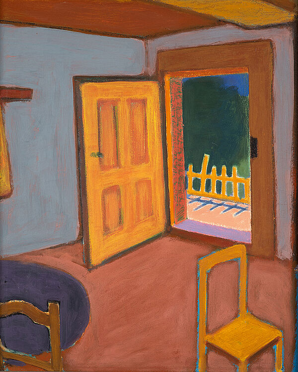 Das Bild zeigt Teile eines Raumes: einen orangefarbenen Stuhl, einen roten Boden, darauf ein lilafarbener runder Teppich. Die Wände sind blau-grau gestrichen. Eine Tür nach draußen ist geöffnet. Dahinter: ein angedeuteter Zaun und Bäume. 