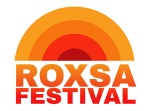 Ein halber Kreis. Unter dem halben Kreis steht das Wort Roxsa-Festival.