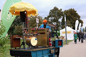 Ein Musiker auf seiner selbstgebauten, mobilen Bühne.