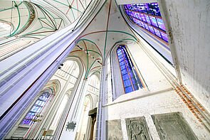 Blick zur Kirchendecke, zu den blauen Fenstern.