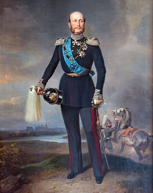 Großherzog Friedrich Franz II. steht auf einem Gemälde. Hinter ihm steht ein Soldat mit einem Pferd. Am Horizont: die Silhouette des Schweriner Schlosses. 