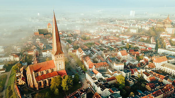 Die Rostocker Altstadt aus der Vogelperspektive. Im Vordergrund die Petrikirche