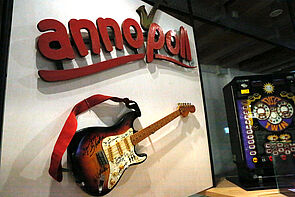 Ein Exponat der Ausstellung: eine E-Gitarre.