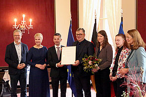 Gruppenbild mit drei Frauen und vier Männern.