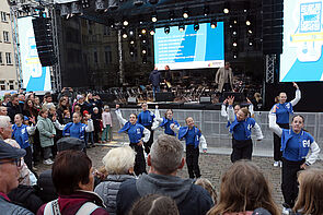 Junge Tänzerinnen stellen ihre Choreographie vor.