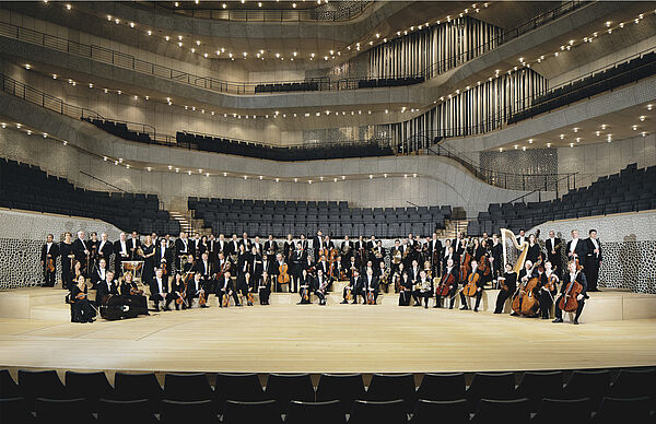 Dutzende Musikerinnen und Musiker bilden das NDR-Orchester.