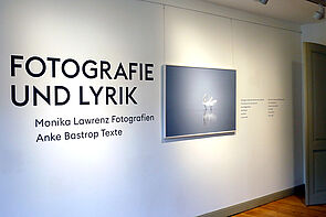Fotografie und Lyrik. Der Titel der Ausstellung steht an der Wand. 
