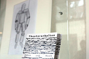 „Theaterarbeiten.“ Die Infos zur Ausstellung auf Papier. 