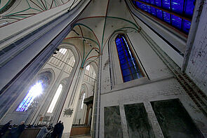 Kirchenfenster leuchten im blauen Licht.