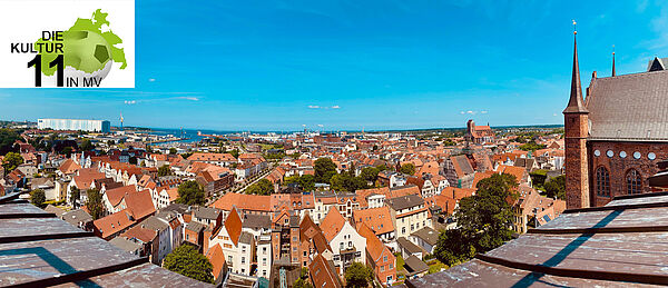 Die Altstadt von oben. Im Hintergrund liegt die Ostsee. 