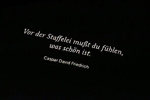 Weiße Schrift auf schwarzem Hintergrund. Ein Zitat von Caspar David Friedrich.