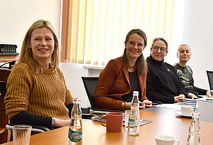 Künstlerin Linda Pertzhen, Kulturministerin Bettina Martin, Referatsleiterin Katerina Schumacher und Ministeriumsmitarbeiterin Marthe Ruhnau sitzen an einem Tisch.