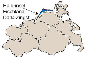 Eine Landkarte von Mecklenburg-Vorpommern. Ein Pfeil zeigt: Hier liegt die Halbinsel Fischland-Darß-Zingst.