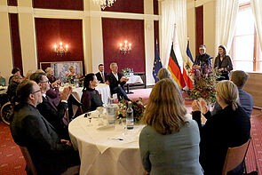 Blick in der Saal. Gäste sitzen am Tisch.