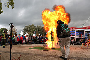 Explosion mit Feuer - eine Demonstration der Feuerwehr.