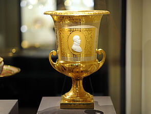 Eine goldene Vase. 