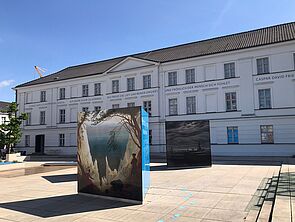 Das Pommersche Landesmuseum von außen. Große Aufsteller machen auf die Ausstellung aufmerksam.