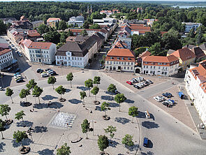 Ein Luftbild vom Markt und der Altstadt von Neustrelitz.
