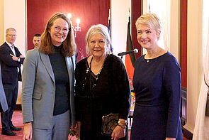 Gruppenfoto mit drei Frauen.