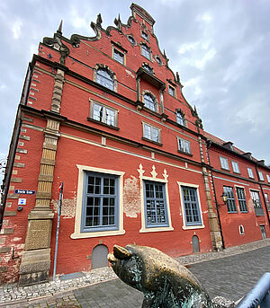 Ein historisches Haus mit roter Fassade.